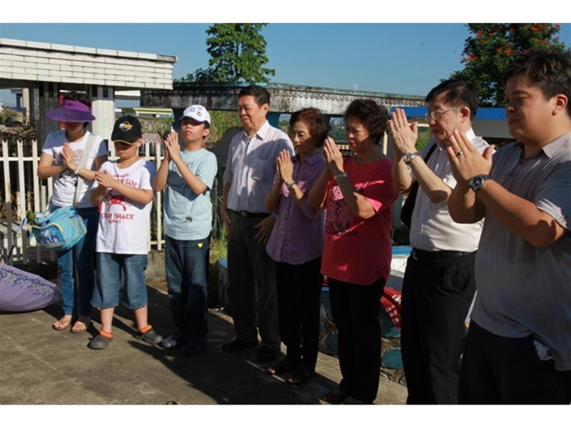 sambayang kepada papa dan mama敬拜父母