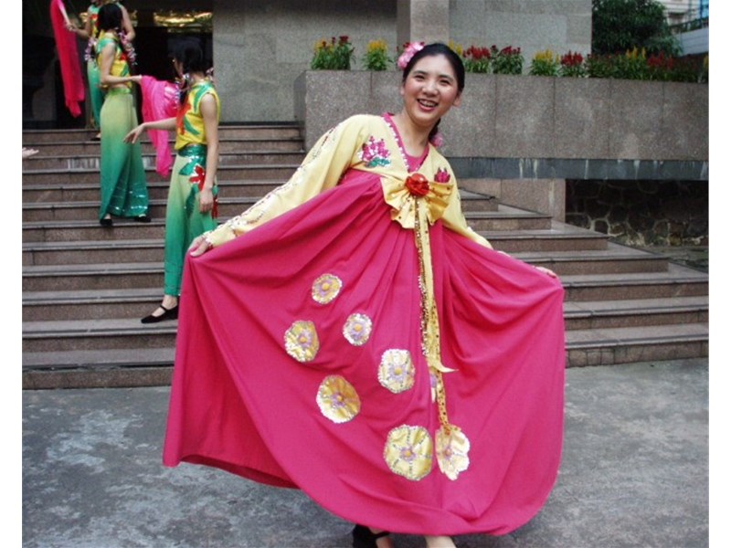 2001年参加表演